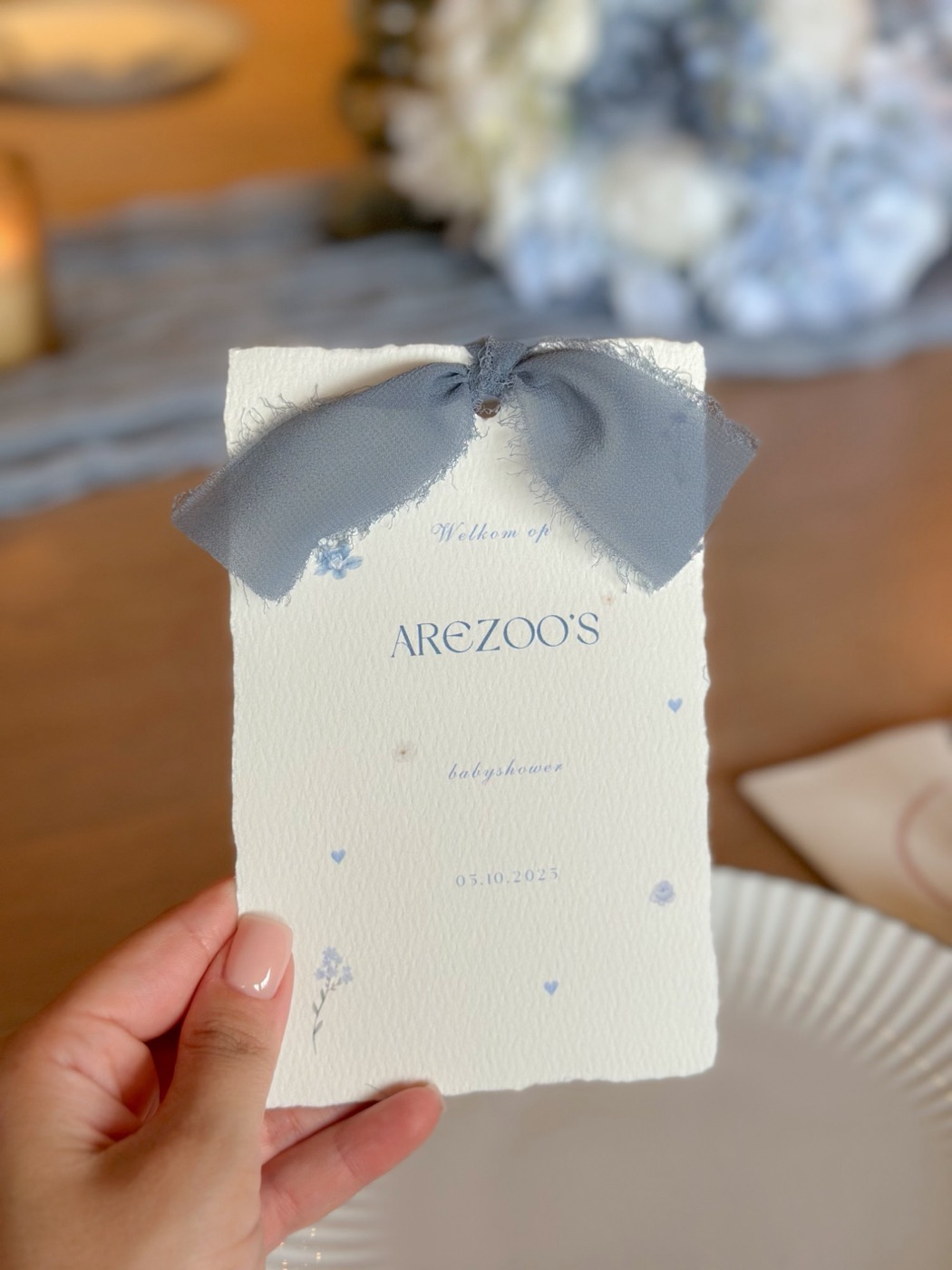 Babyshower-kaart op handgeschept papier met blauw chiffon lint